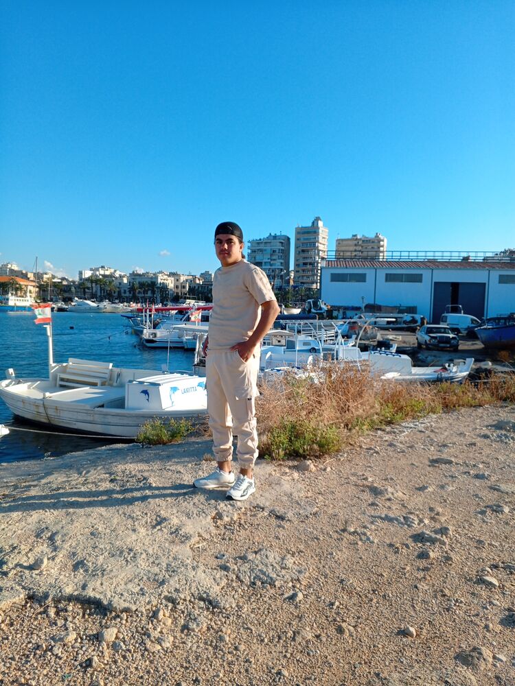  44627681  Nour, 21 ,    Lebanon