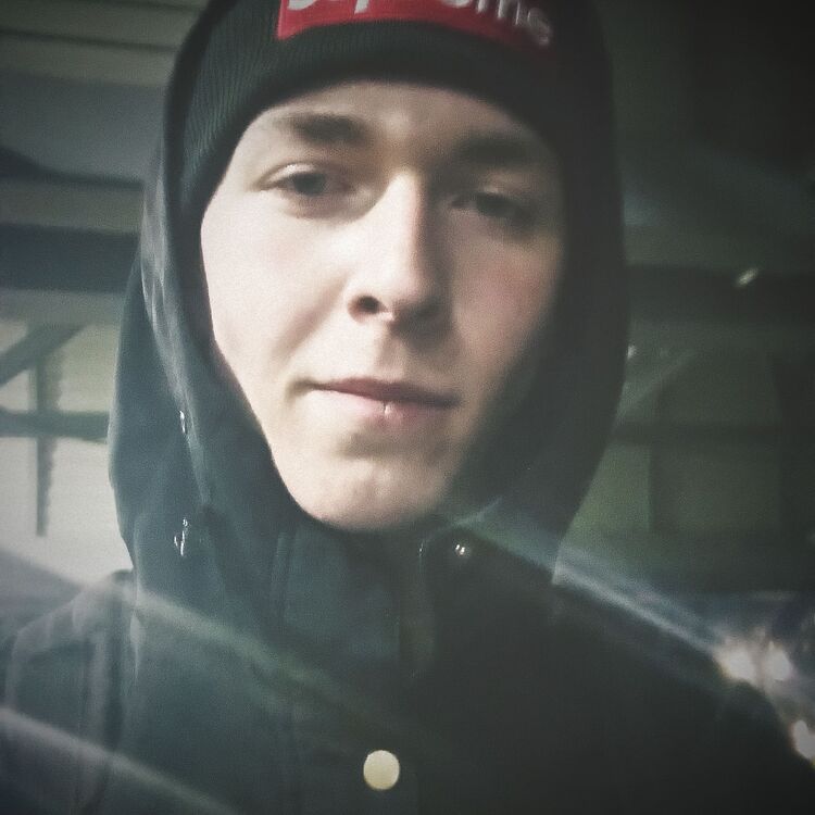  41101371  Daniil, 21 ,    