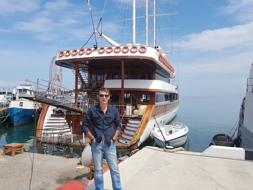  19382521  Irakli, 56 ,    