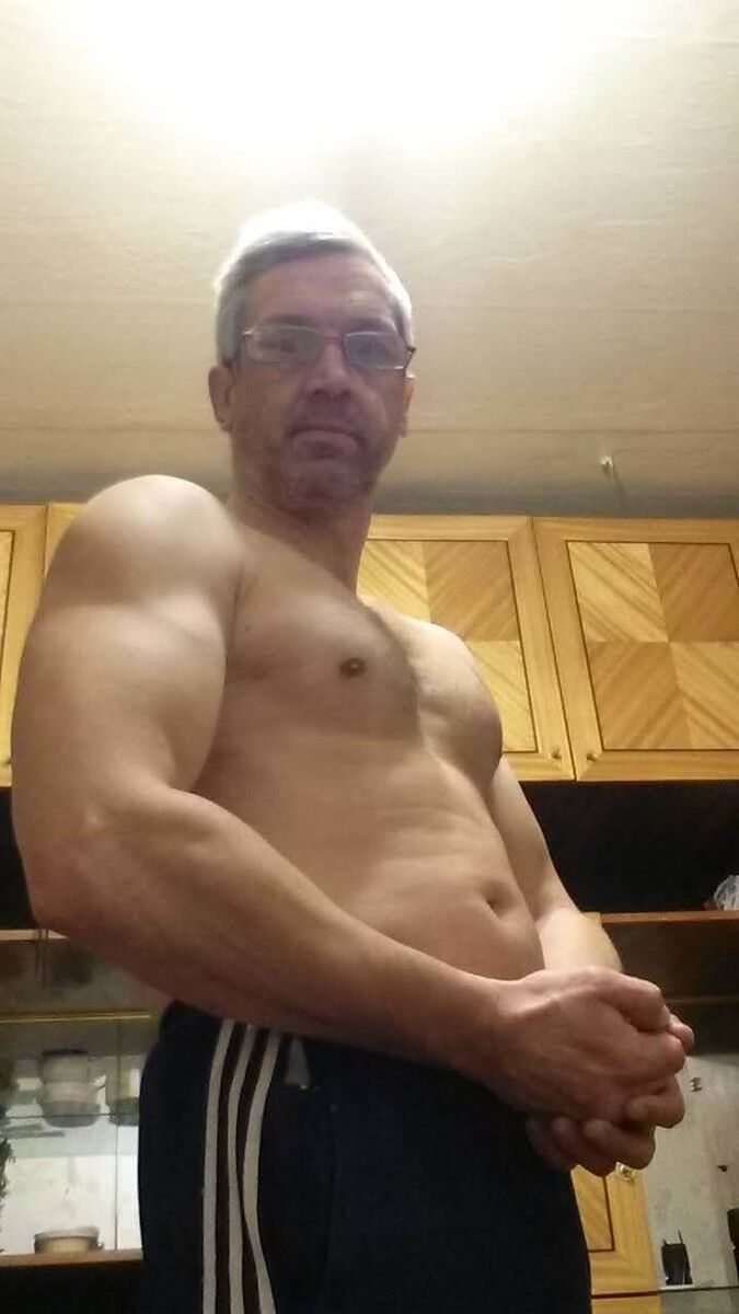  18874811  Dmitrij, 49 ,     