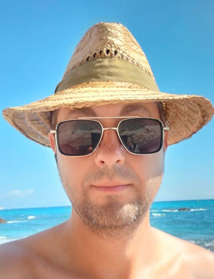  54204411  Dmitrii, 37 ,    