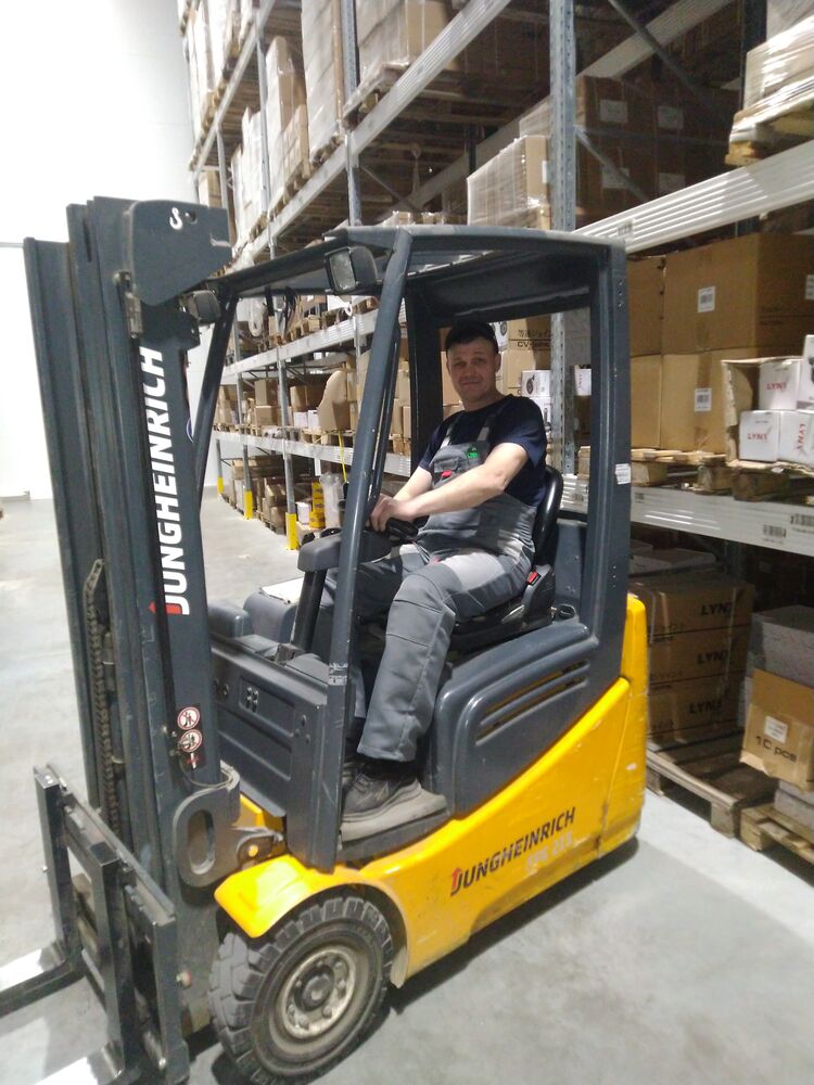  38366061  Sergei, 48 ,    