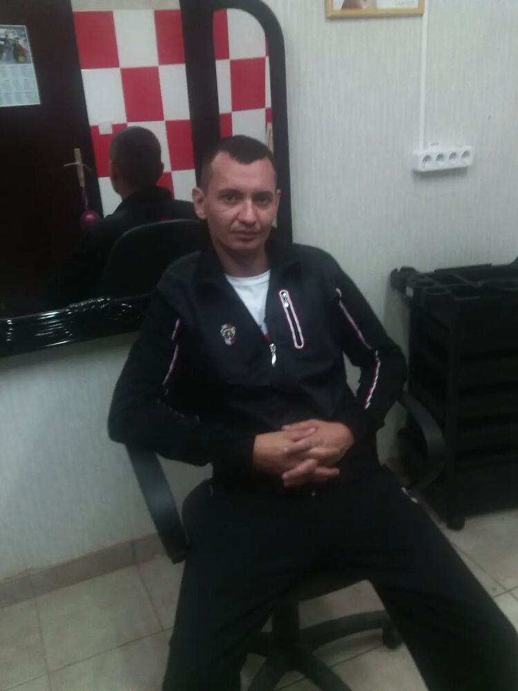  40348221  Timur, 42 ,    