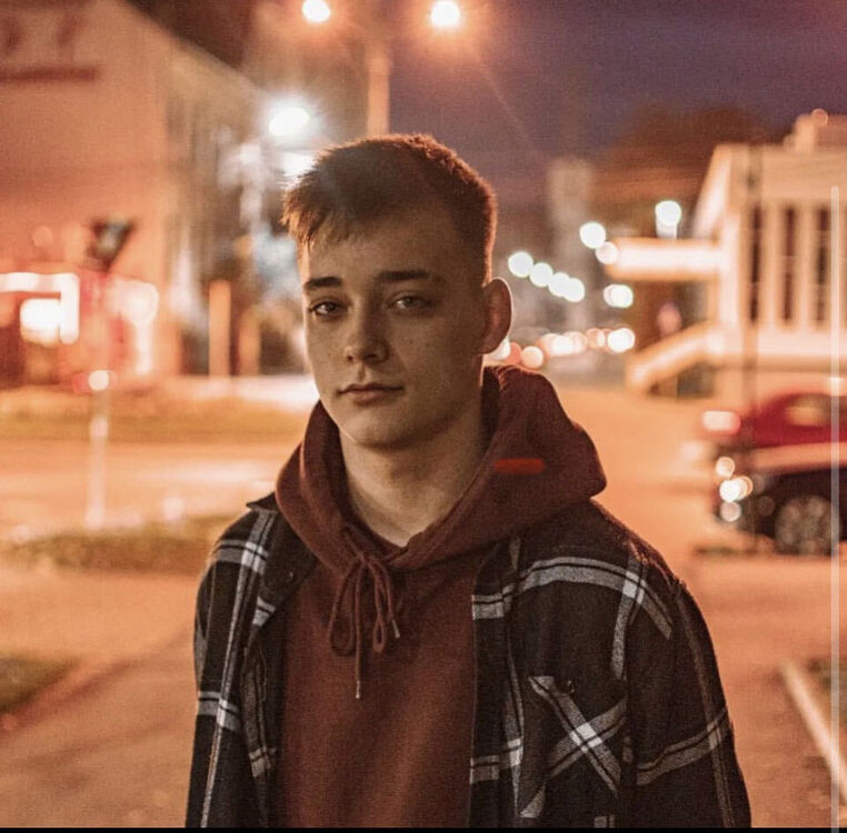  37746681  Francesco, 20 ,    