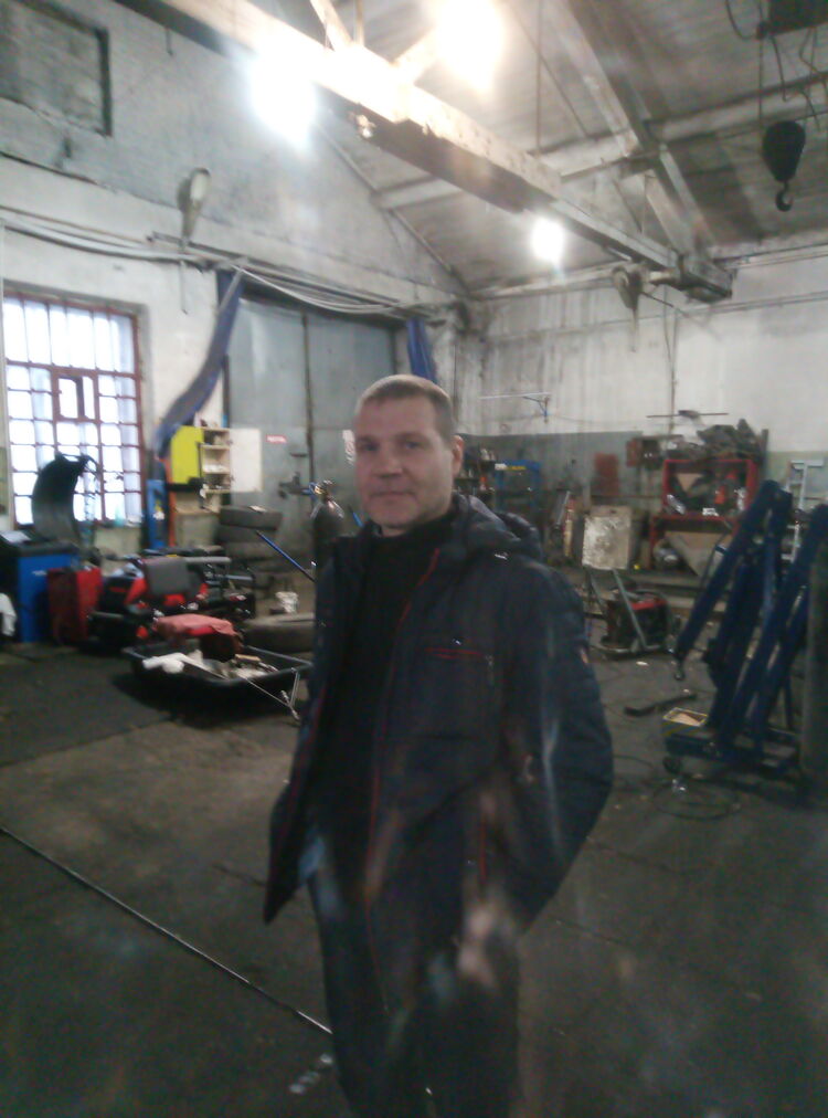  32933811  Dmitry, 47 ,    