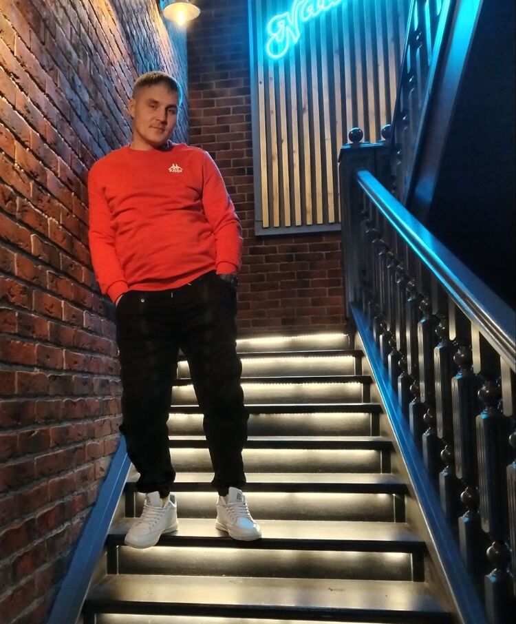  49124221  Pavel, 37 ,    