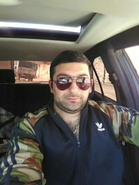  9861251  Gosha, 37 ,    