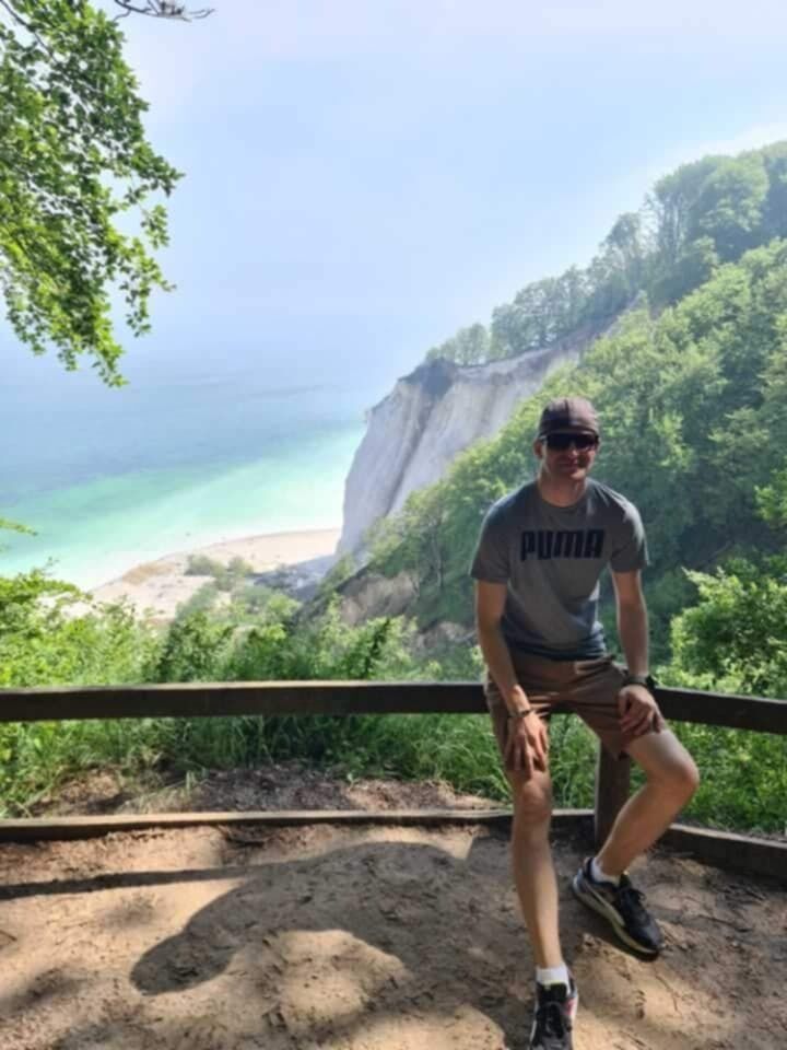  ,   Igoris, 37 ,     , c 