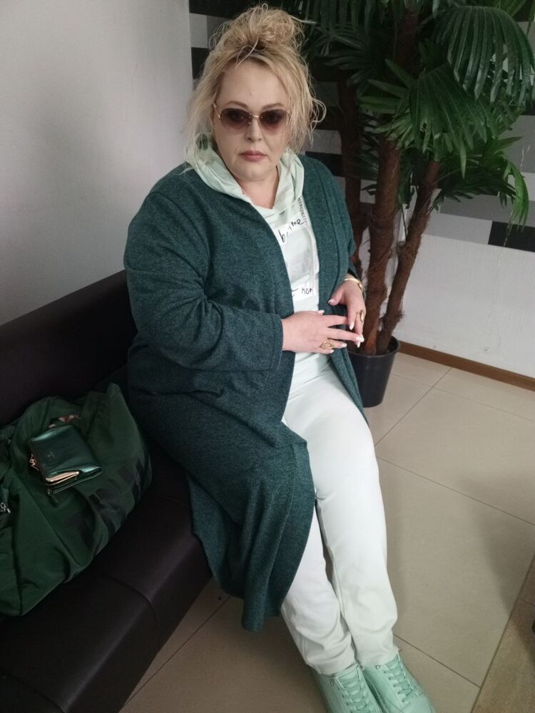  ,   Viktoria, 49 ,   ,   