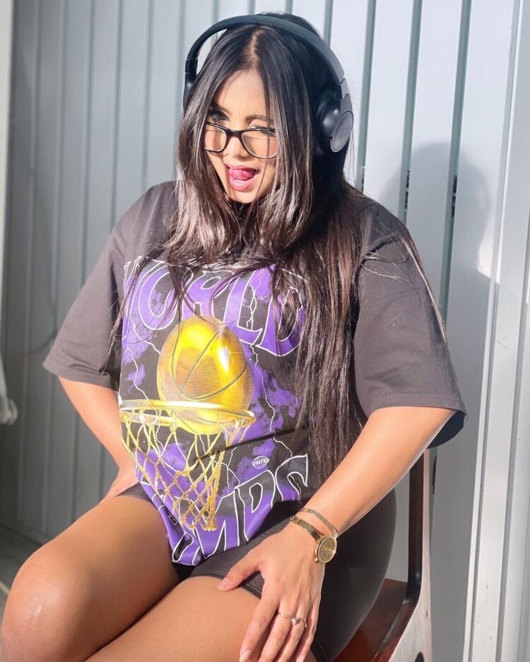  49782981  Sara, 22 ,    