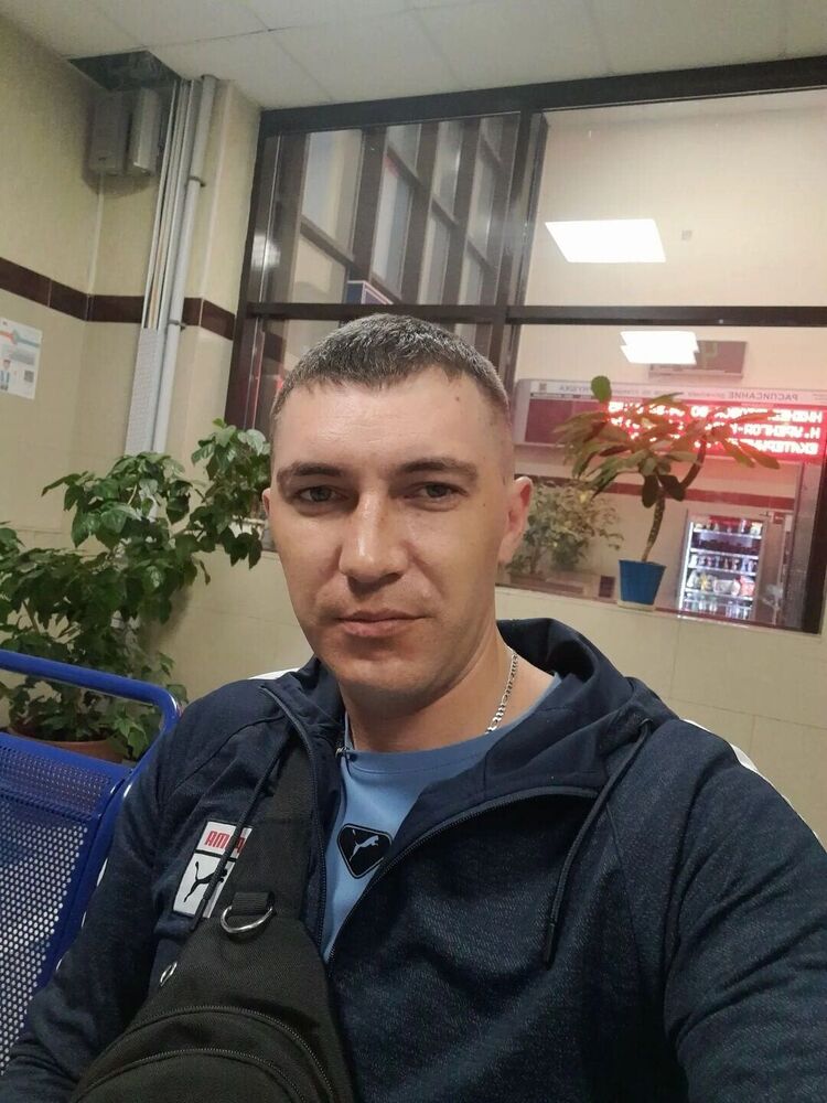  36671111  Viktor, 33 ,    