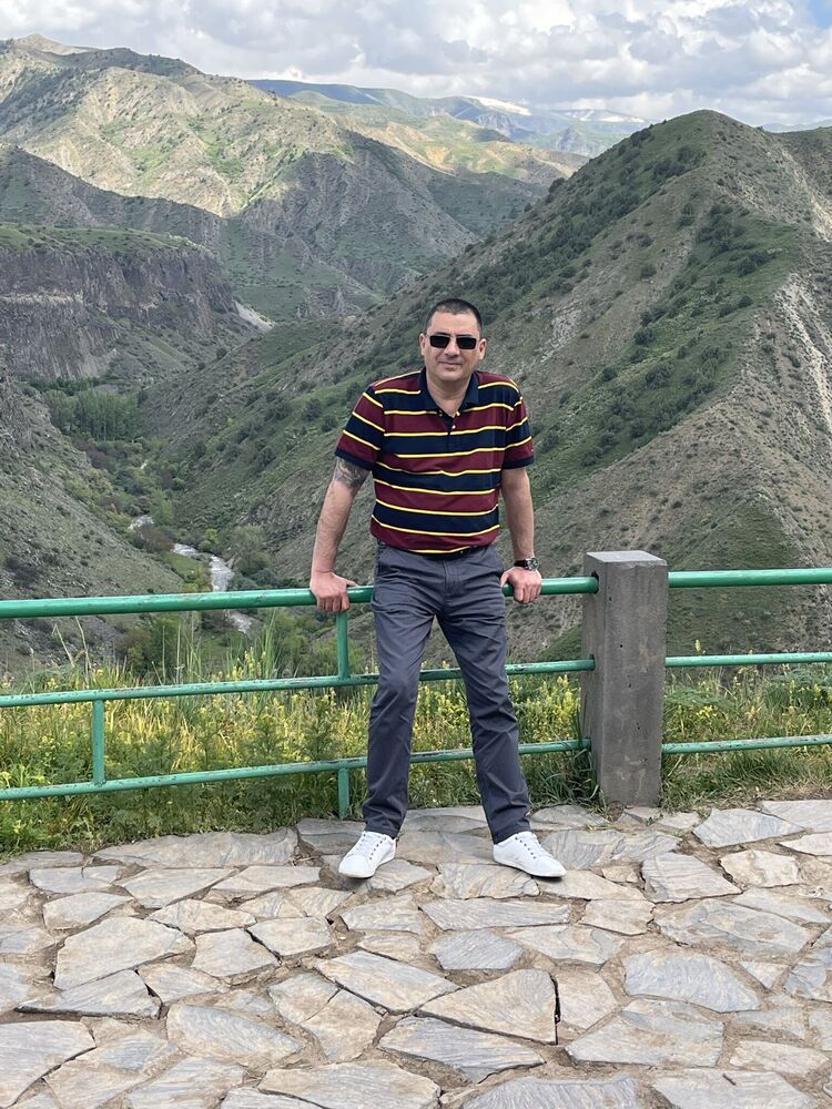  ,   Hovik, 54 ,   ,   