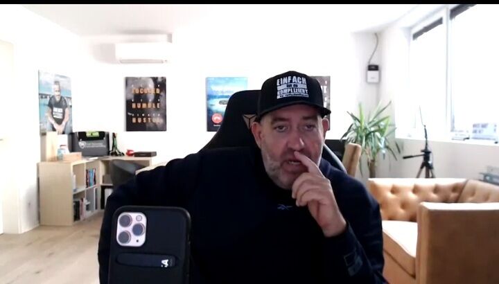  24499121  Benjr, 69 ,    