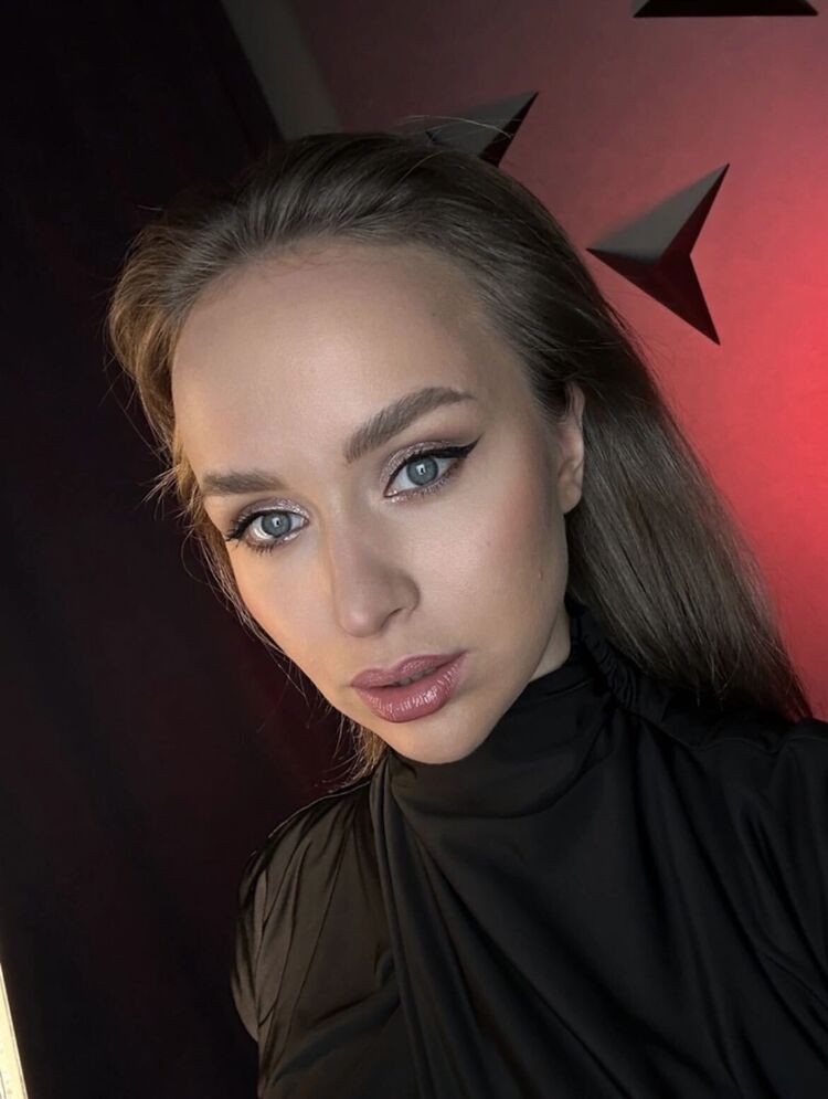  38435371  Anna, 31 ,    