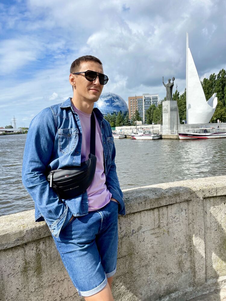  26737271  Alex, 37 ,    