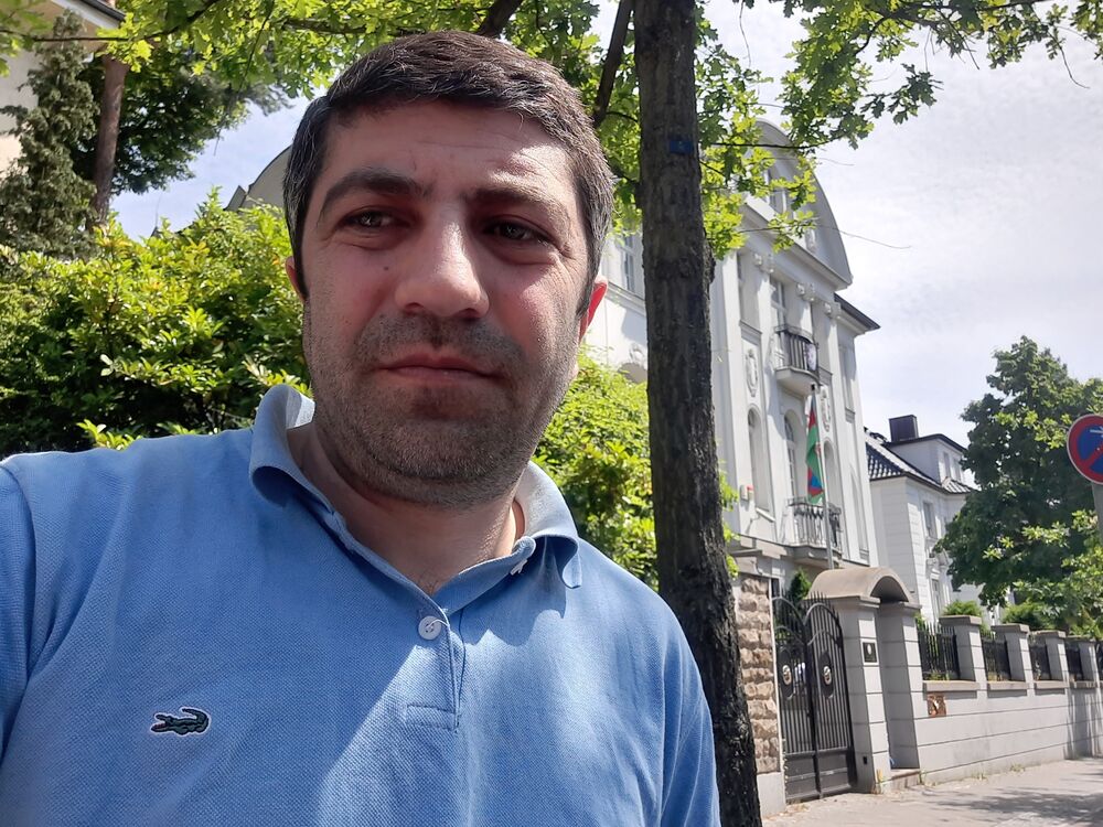  23370371  Ramin, 46 ,    