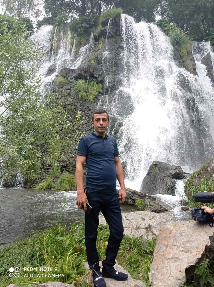  40329031  Artak, 42 ,    