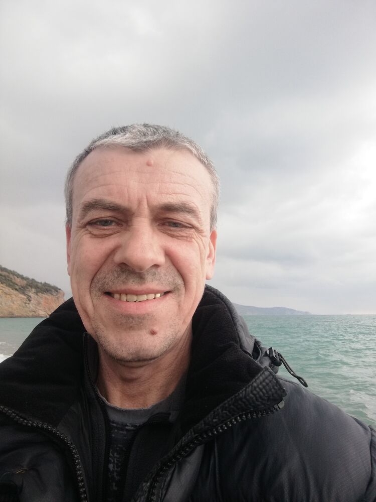  42956651  Vik, 54 ,    
