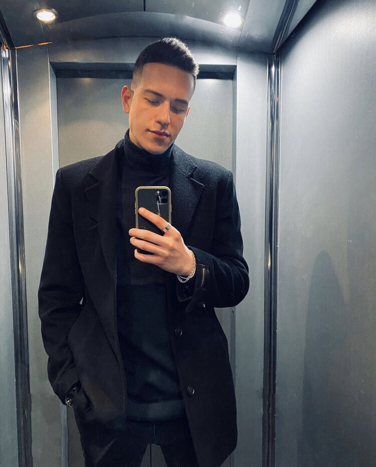  27271291  Octavian, 26 ,    