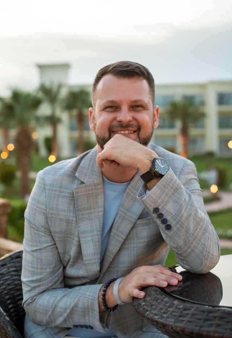  51610861  Anton, 47 ,    