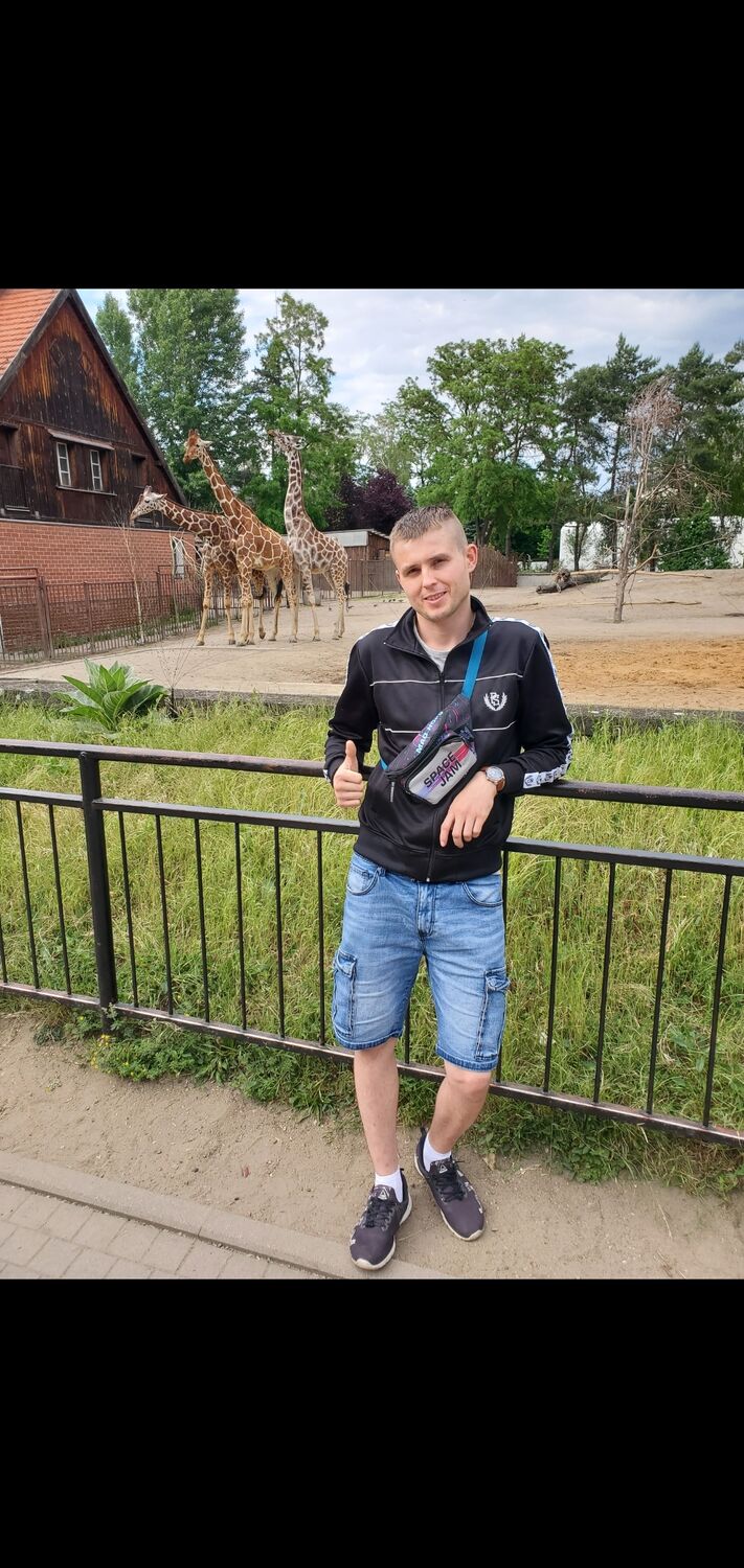  27387501  Michal, 35 ,    