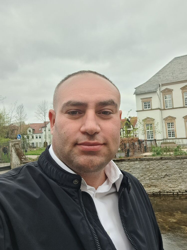  50811361  Ozer, 31 ,    Bielefeld
