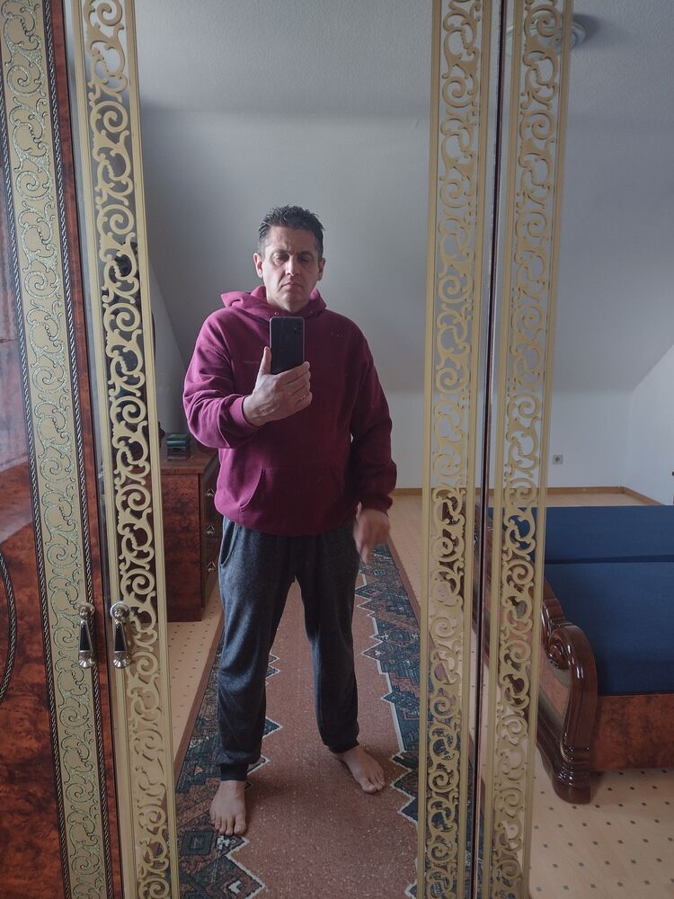  36896001  Andrej, 49 ,    Losheim