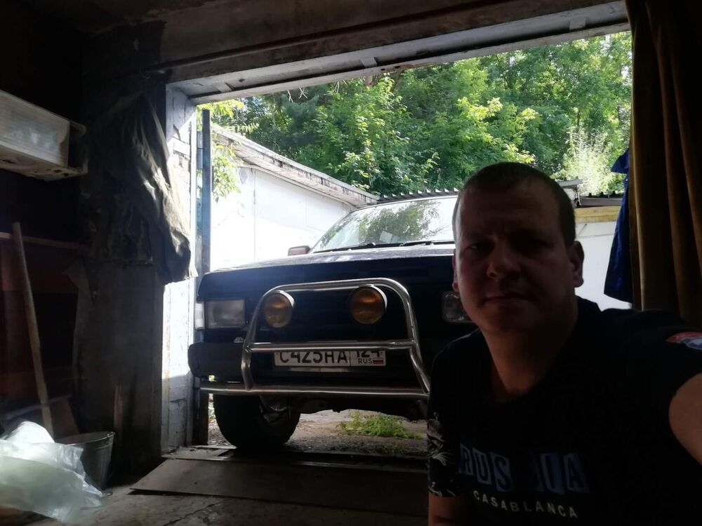  39048871  Anatolii, 40 ,    