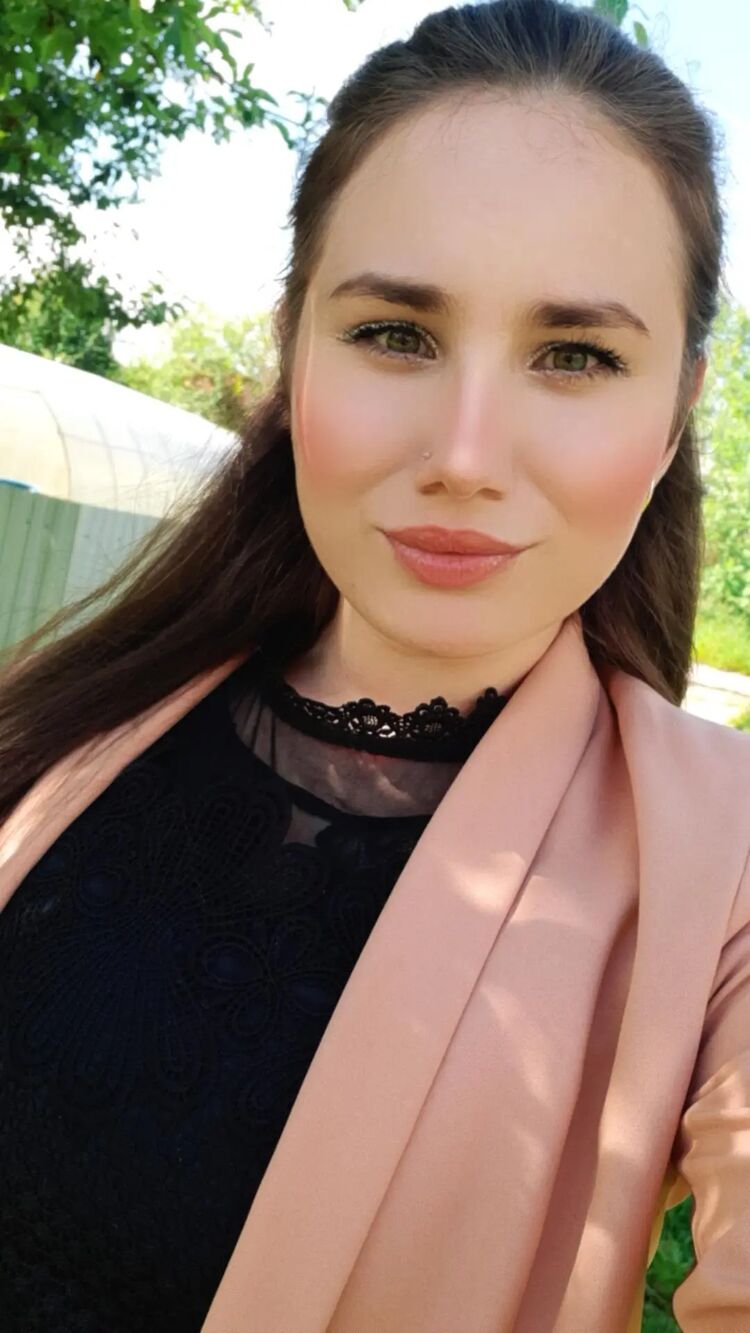  ,   Viktoria, 27 ,   