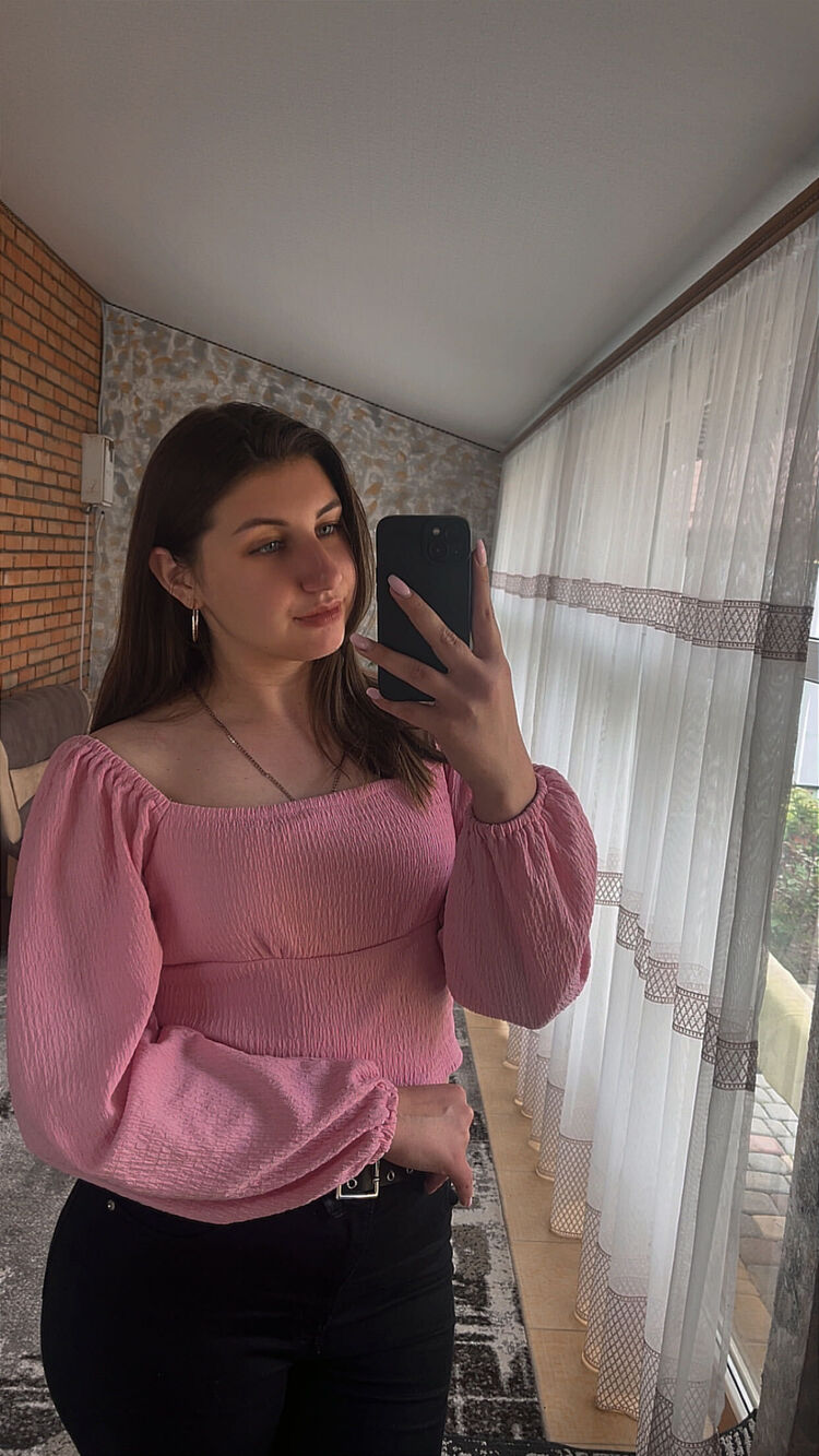  51528541  Yana, 21 ,    