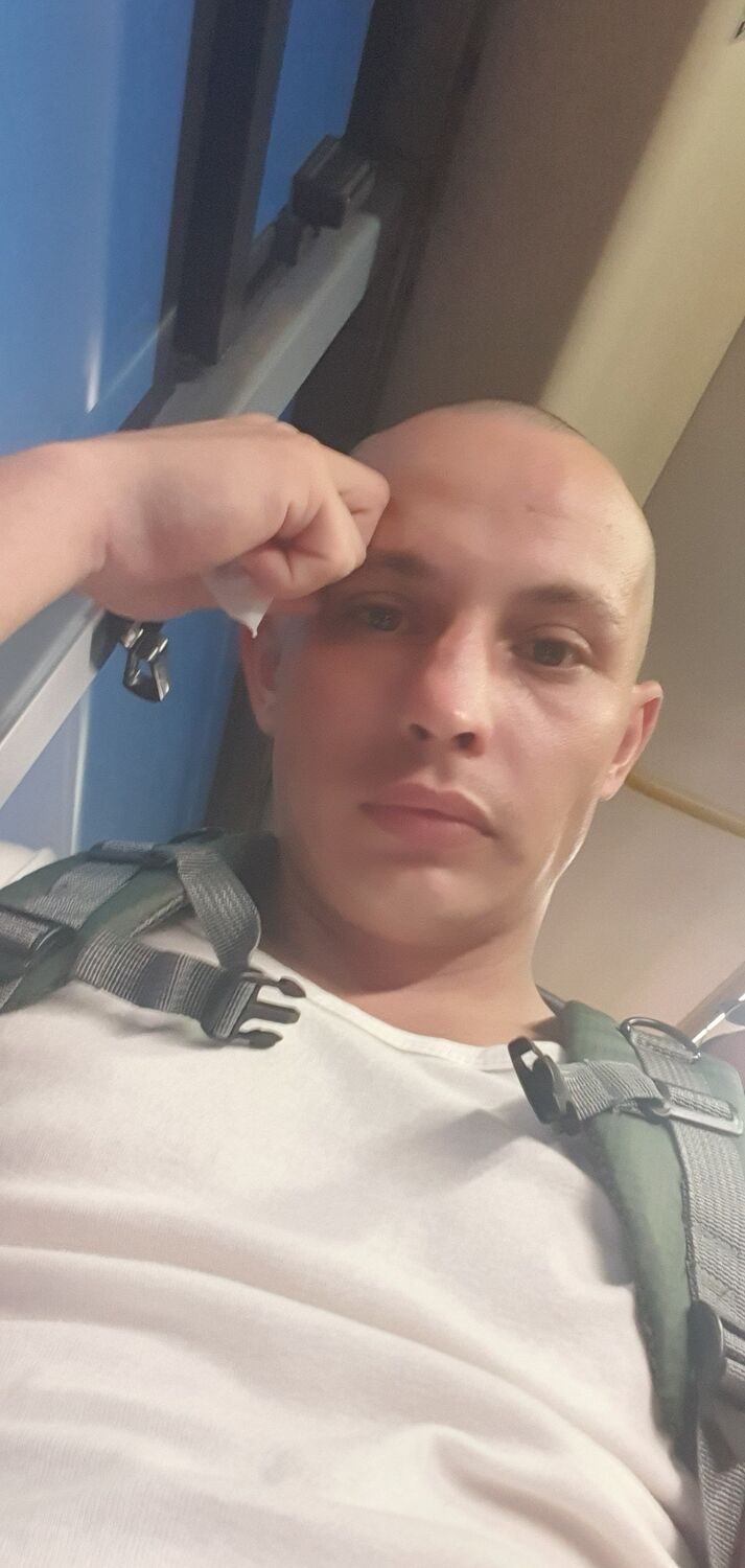  48974811  Viktor, 29 ,    