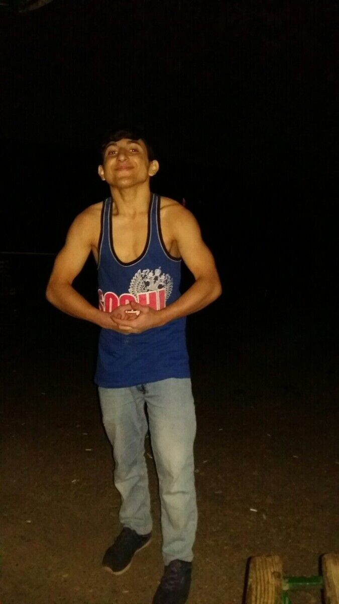  21569521  Levon, 23 ,    