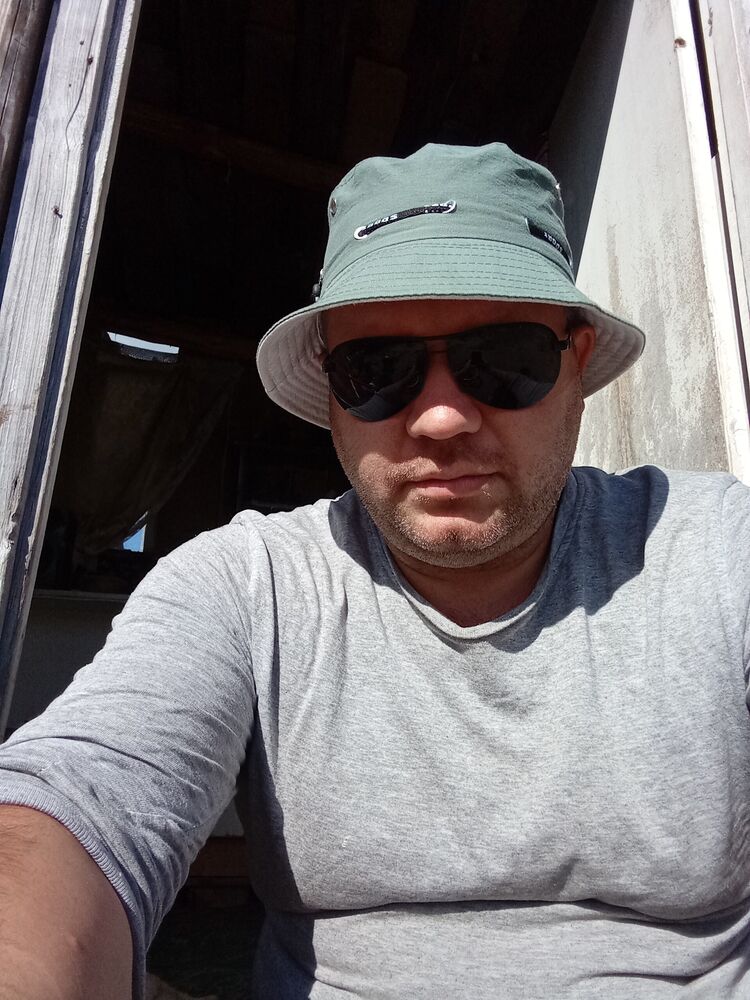  30437401  Vladimir, 37 ,    