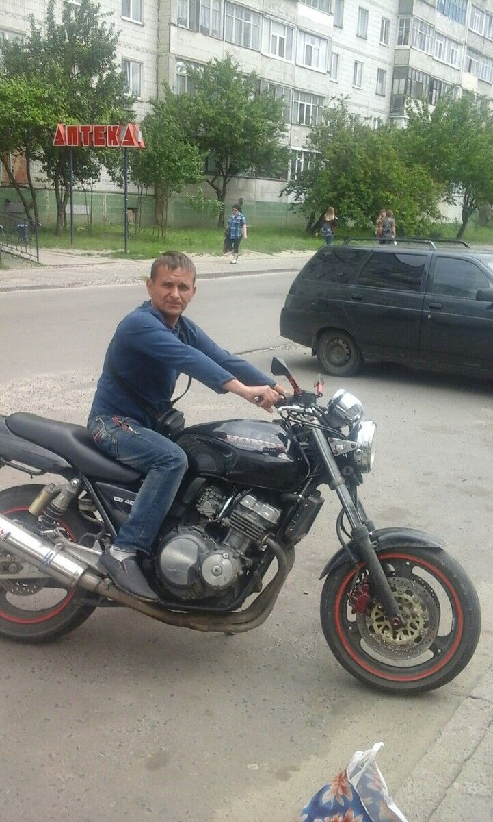  10636551  Aleksander, 46 ,    