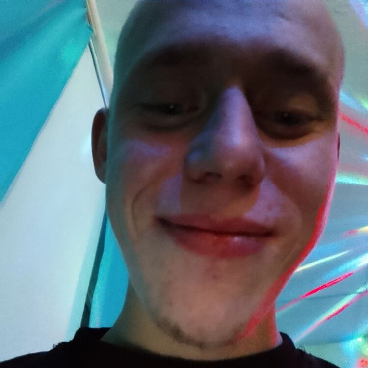  42514981  Alexander, 21 ,    