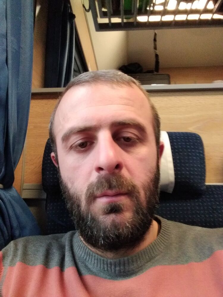  18235321  Goga, 43 ,    
