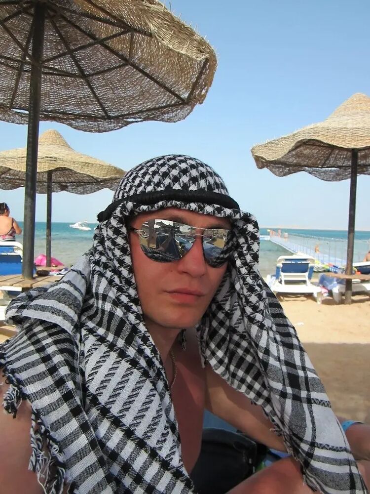  37740581  Konstantin, 41 ,    