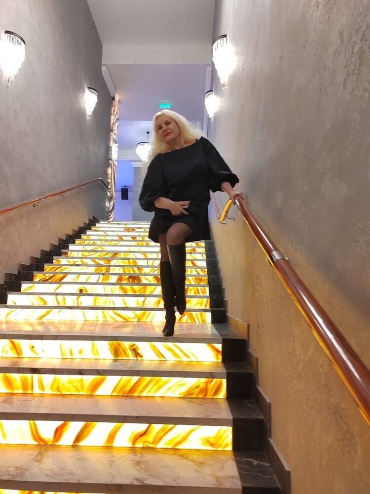  49445481  Julia, 53 ,    