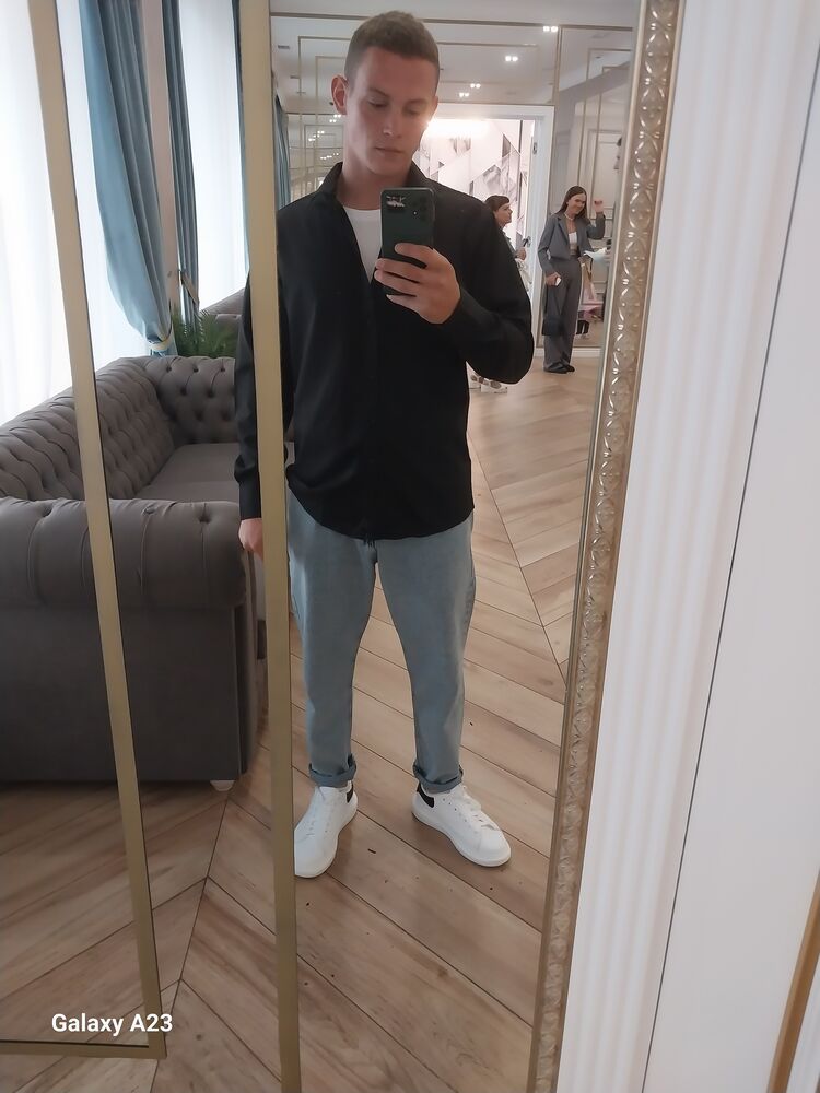  38531071  Ivan, 24 ,    