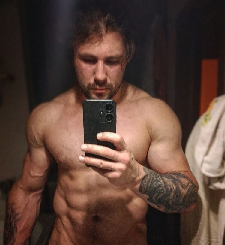  42051421  Roman, 28 ,    