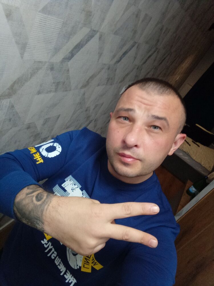  46911091  Andrej, 33 ,    