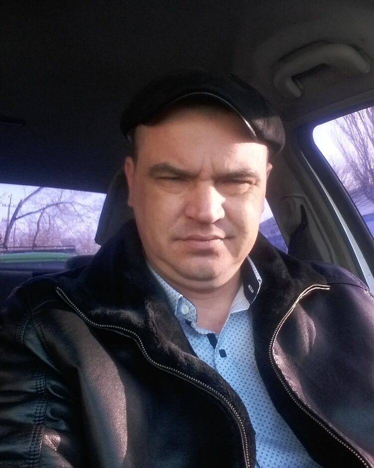  ,   Viktor, 45 ,   