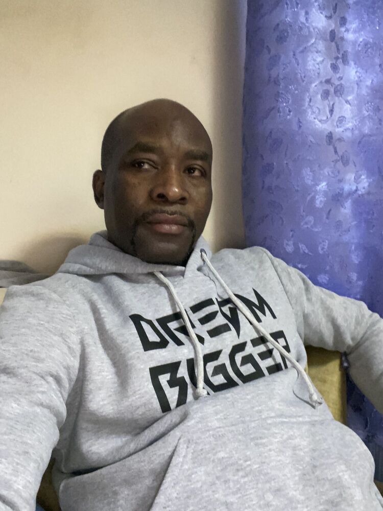  27185681  Jonas, 46 ,    