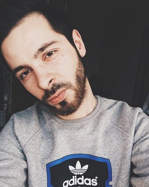  21699871  Viktor, 36 ,    