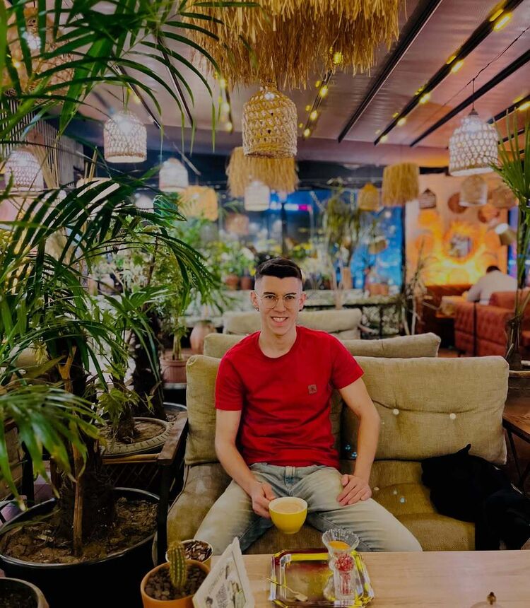  51984861  Mert, 21 ,    