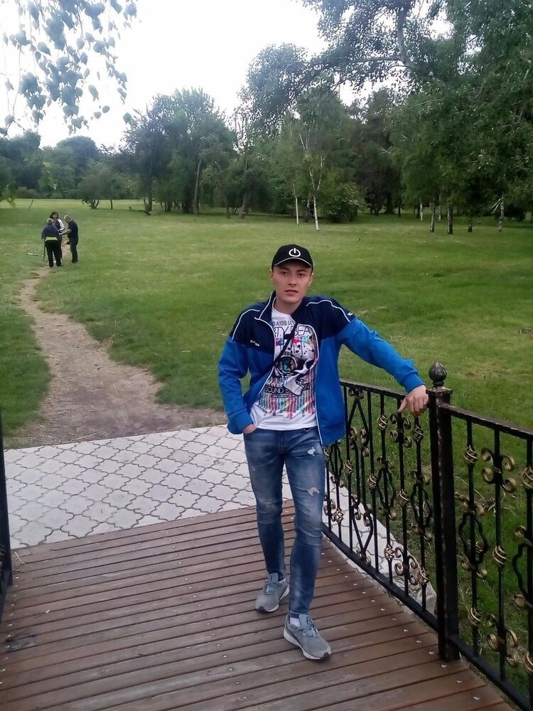  ,   Andrei, 32 ,  
