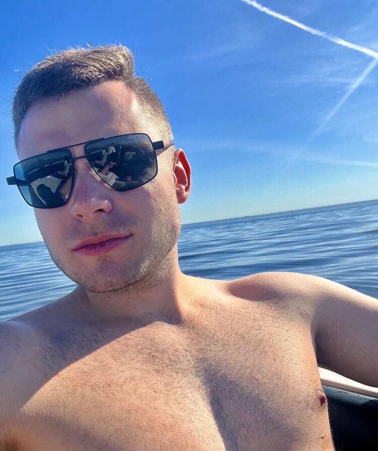  43484871  Artem, 31 ,    -