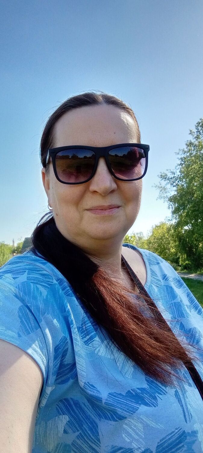  ,   Julia, 49 ,   