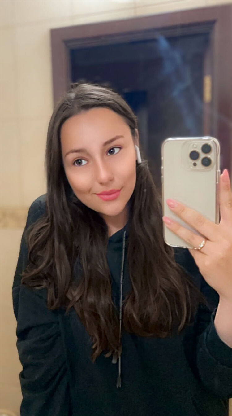  ,   Maria, 21 ,   c 
