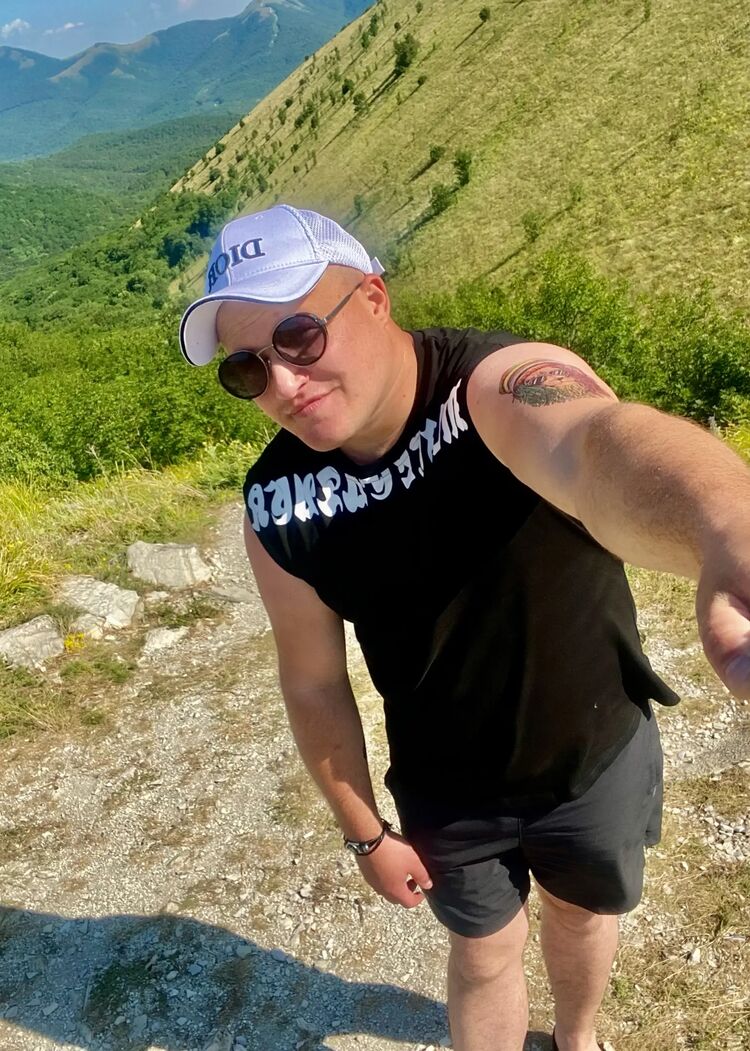  38214051  Anton, 34 ,    